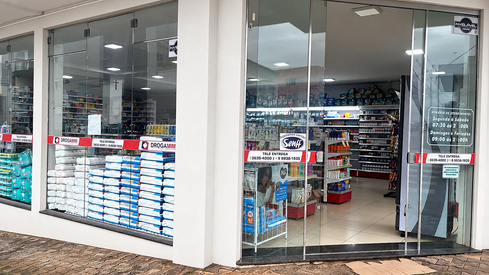 Vitrine e interior da Drogamim