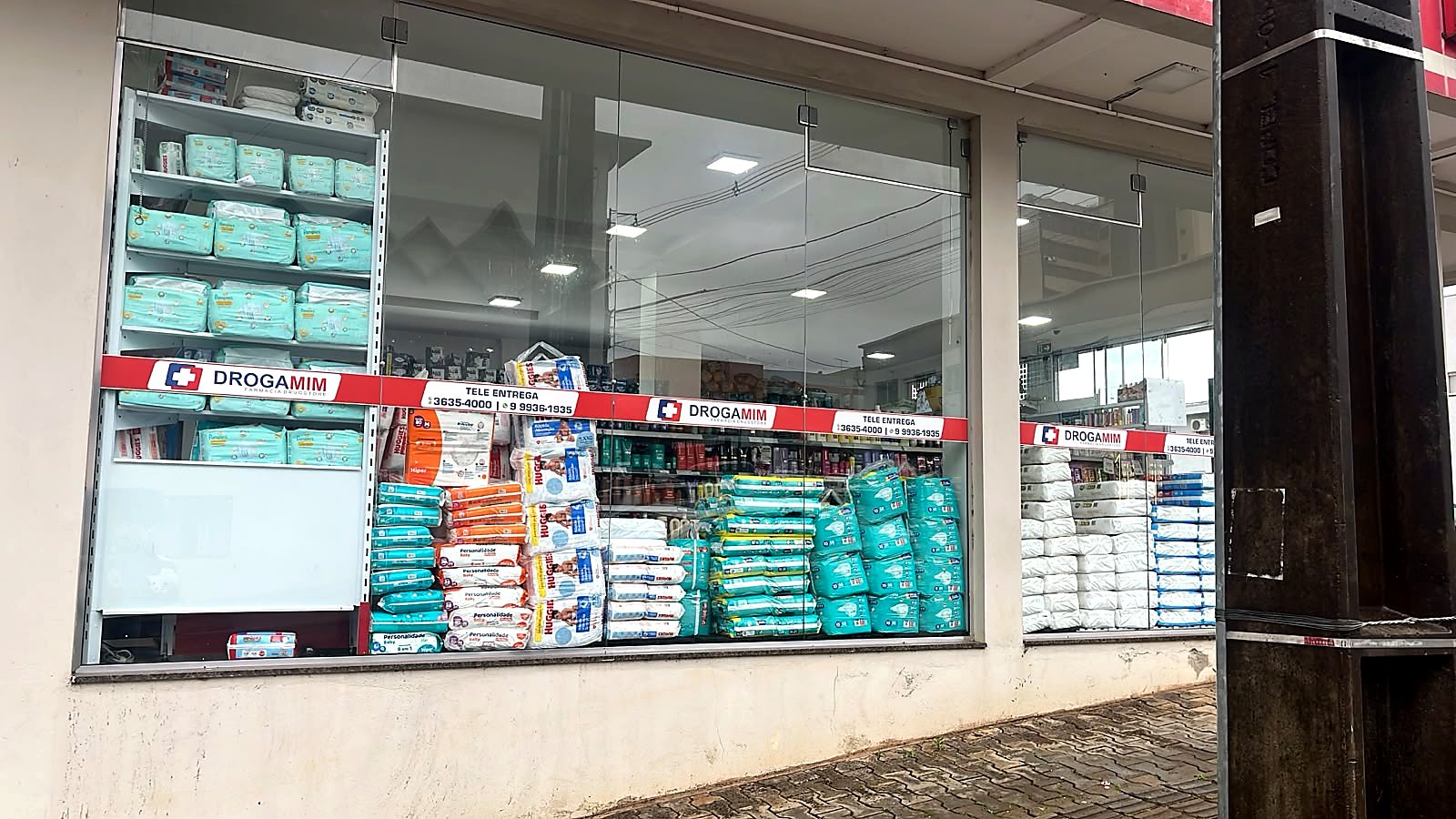 Vitrine com produtos da Drogamim