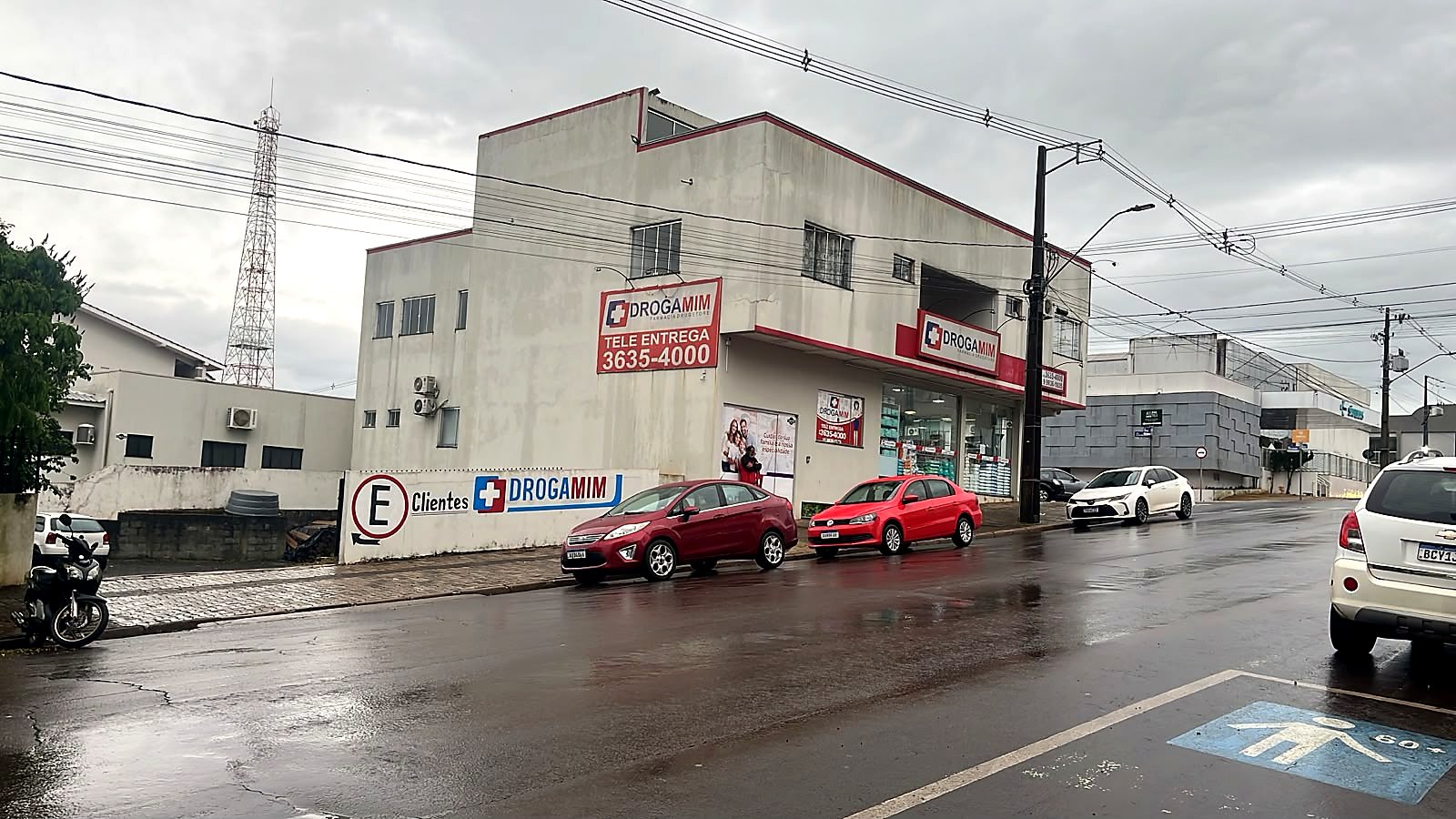 Vista da rua e fachada da Drogamim